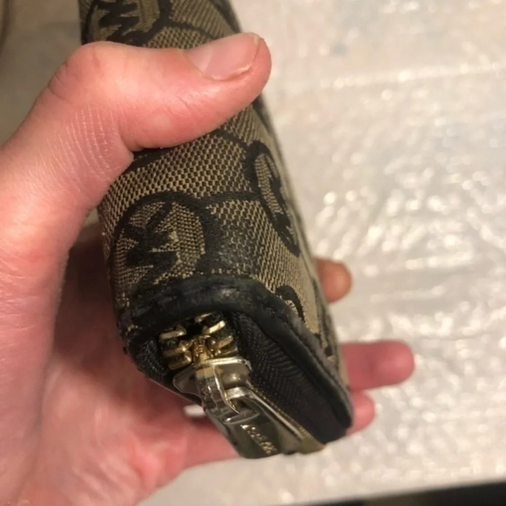 Michael kors signature zipper clutch wallet
